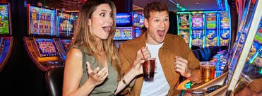 Platform 888 apk menampilkan berbagai kategori permainan kasino, slot, sportsbook, dan esports