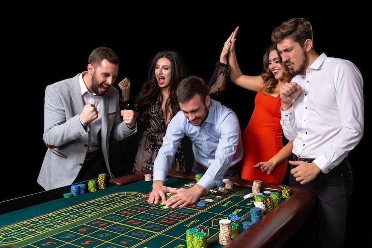 Studio live casino Evolution Gaming dengan dealer profesional dan layar interaktif